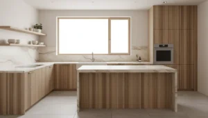 Meble kuchenne na wymiar z ryflowanymi frontami drewnianymi w ciepłych odcieniach beżu i brązu, kamienny blat i minimalistyczny design